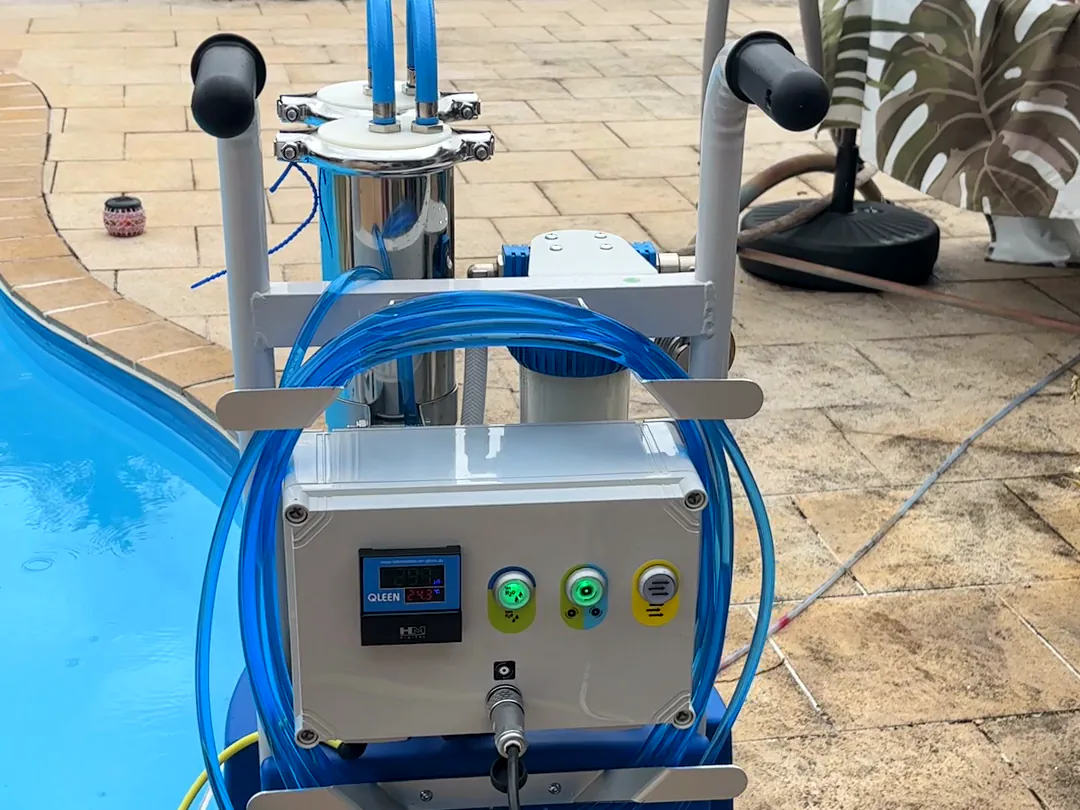 Filtres, boîtier de commande et tuyaux bleus de l’osmoseur mobile qui produit l’eau osmosée sur place