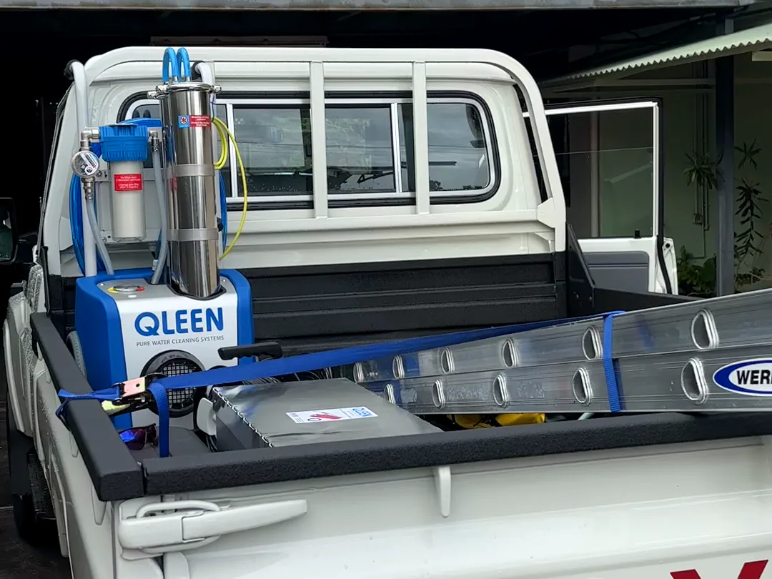 Véhicule d’intervention chargé de l’osmoseur mobile et d’une échelle, prêt pour un nettoyage de panneaux solaires